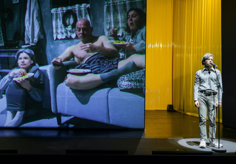 Das Ende von Eddy – Staatstheater Mainz – Jan Friedrich liest den Roman von Édouard Louis durch die Linse seiner vorangegangenen Regiearbeiten