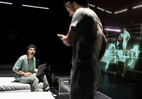 Endland – Schauburg München – Katharina Mayrhofer bringt Martin Schäubles dystopischen Jugendroman auf die Bühne 