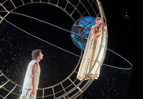 Die Entdeckung des Himmels – Düsseldorfer Schauspielhaus – Matthias Hartmann inszeniert Harry Mulischs großen Roman mit viel Projektionsraum