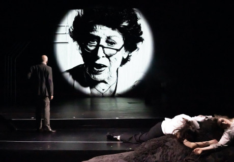 Die Erfindung der Demokratie – Salzburger Landestheater – Carl Philip von Maldeghem lässt das Publikum über Orests Schicksal abstimmen