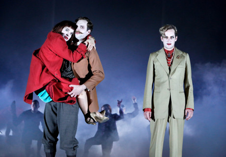 Erfolg – Residenztheater München – Stefan Bachmann inszeniert Lion Feuchtwangers Roman als Tanz auf dem Vulkan 