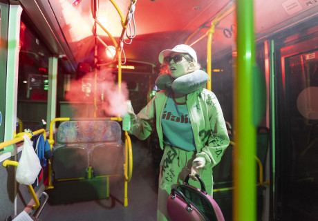 Etwas kommt mir bekannt vor – Stadttheater Gießen – Allex. Fassbergs Stück von Izad Safaeiyan als bedrohliche Nachtbusfahrt inszeniert