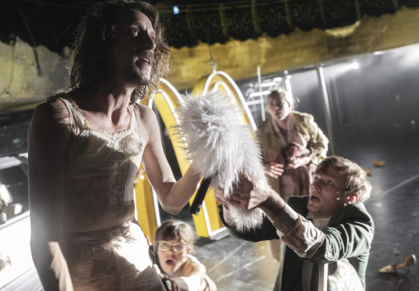 Eure Paläste sind leer (all we ever wanted) – Münchner Kammerspiele – Jan-Christoph Gockel bringt Thomas Köcks Messe der irrigen globalisierten Menschheit zur Uraufführung