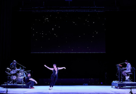 Ever Given – Volkstheater Wien – Vom Kollaps als Chance erzählt Helgard Haug in ihrer Kipp-Punkt-Revue