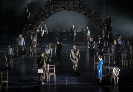 Exil – Berliner Ensemble – Luk Perceval türmt Stühle auf den Exil-Roman von Lion Feuchtwanger