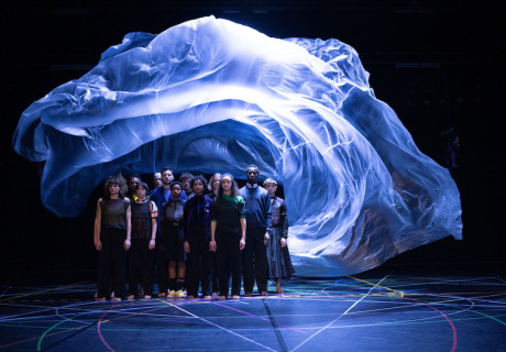 Exit Above – Tanz im August – Anne Teresa De Keersmaeker und die flämische Sängerin Meskerem Mees transformieren Shakespeares 
