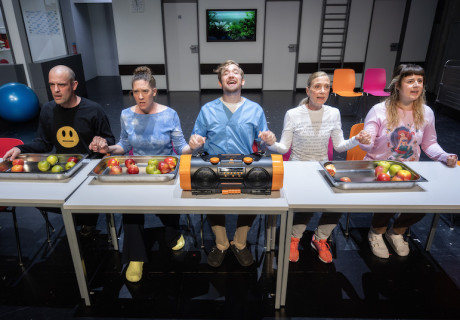 Extra Zero – Staatstheater Augsburg – Blanka Rádóczy inszeniert die Uraufführung von Elisabeth Papes Kleistpreis-Gewinnerstück über Essstörungen