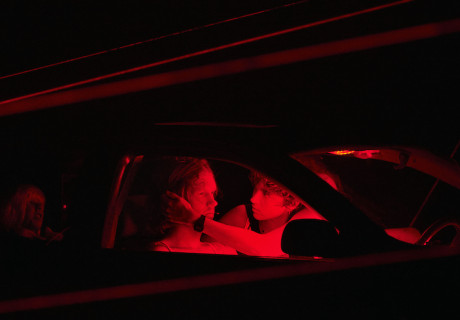 Extra Life – Ruhrtriennale – Bei Gisèle Vienne kriechen die Erinnerungen an einen Missbrauch aus dem ewigen Nebel