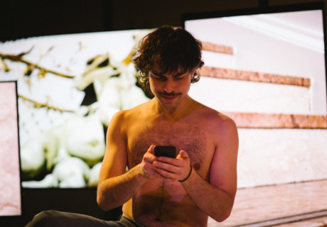 FOMO – Volkstheater Wien – Ran Chai Bar-zvi und Andrej Agranovski mit einer Liebeserklärung an die Angst unserer Zeit