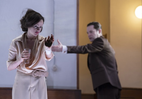 Fräulein Julie – Akademietheater Wien – Mateja Koležnik eröffnet den Spielbetrieb soghaft mit August Strindbergs Geschlechter- und Klassenkampfsdrama