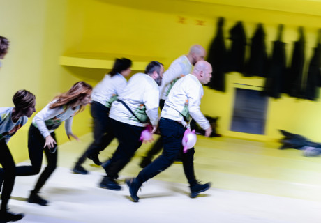 Faarm Animaal – Schauspielhaus Wien – Tomas Schweigen zeigt mit George Orwells Parabel über die Entstehung des Stalinismus auf einem Bauernhof einen klugen Abend über Rollenspiele der Macht