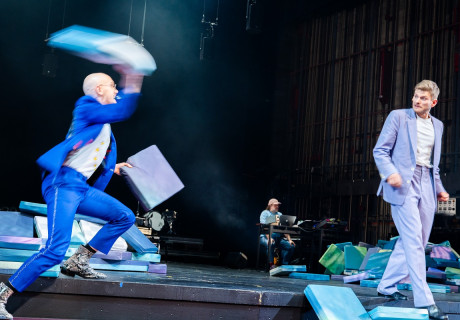 Fabian oder Der Gang vor die Hunde – Stadttheater Ingolstadt – Mirja Biel inszeniert Erich Kästners Roman über die untergehende Weimarer Republik