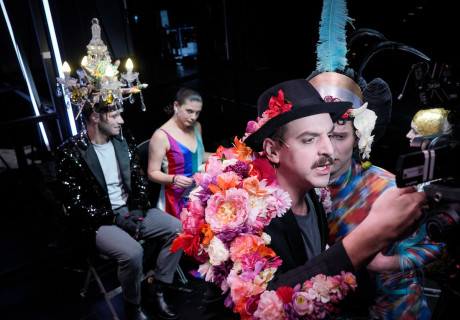 Fabian oder: Der Gang vor die Hunde – Münchner Volkstheater – Philipp Arnold erweitert Erich Kästners Roman um die Realität des eingetreten Kriegs