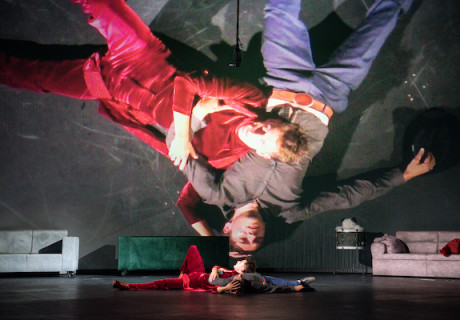 Fabian oder Der Gang vor die Hunde – Theater Heidelberg – Brit Bartkowiak haucht Erich Kästners Roman emotionale Tiefe ein