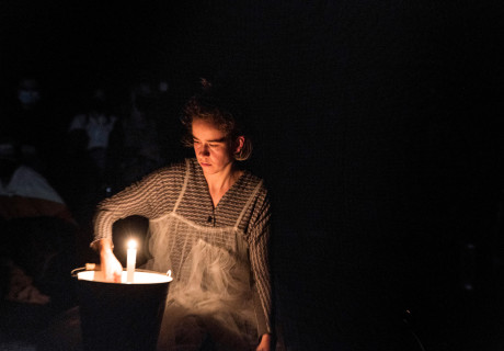 FAUSTGretchen – Staatstheater Kassel – Mit seiner theatralen Videoinstallation treibt Bert Zander Goethes Tragödie den männlichen Blick aus