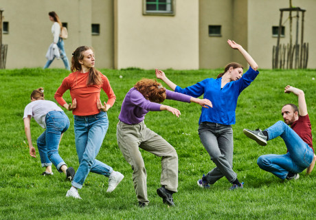 FEMENINE – ImPulsTanz Festival Wien – Eva-Maria Schaller reflektiert den Moment des Zusammenkommens zu einer Komposition von Julius Eastman 