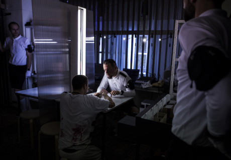 Fleck und Frevel – Ein immersives Verbrechen nach Dostojewski von Prinzip Gonzo im Berliner Ballhaus Ost