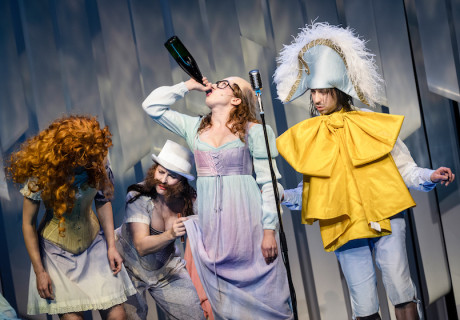 Das Floß der Medusa – Nationaltheater Mannheim – Als überdrehte bitter-böse Revue inszeniert Christian Weise den historischen Kannibalismus-Roman von Franzobel