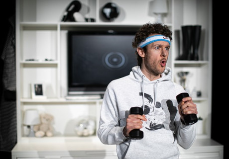 Flüstern in stehenden Zügen – Schauspielhaus Graz – Mit dem Callcenter-Stück von Clemens J. Setz zeichnet Anja Michaela Wohlfahrt ein Panorama der Vereinsamung