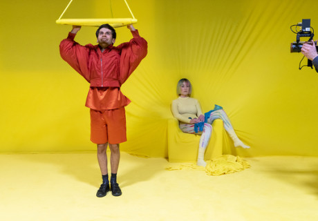 Flüstern in stehenden Zügen – Münchner Kammerspiele – Visar Morina inszeniert Clemens J. Setz' Callcenter-Tech-Nerd-Stück im Online-Theaterfilm zwischen Vollbild- und Stories-Format