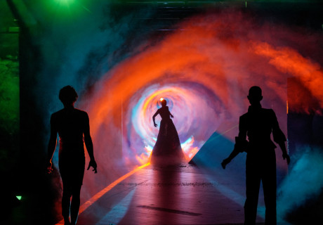 Frankenstein oder: Schmutzige Schöpfung – Münchner Volkstheater – Bei Philipp Arnold proklamiert die Künstliche Intelligenz das Ende der Menschheit