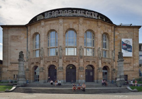 Stadttheaterdebatte reloaded – Neue (alte) Stadttheaterkritik in Zeiten der Selbstverteidigung