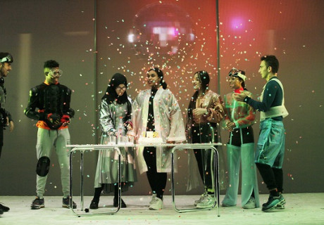 Futureland – Maxim Gorki Theater Berlin – Lola Arias berührt mit einem Dokumentartheaterabend über minderjährige Geflüchtete