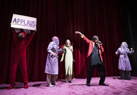 Glaube Liebe Hoffnung oder Leistung muss sich leider lohnen – Theater Konstanz – Nina Mattenklotz inszeniert die Uraufführung von Gerhild Steinbuchs Horváth-Überschreibung