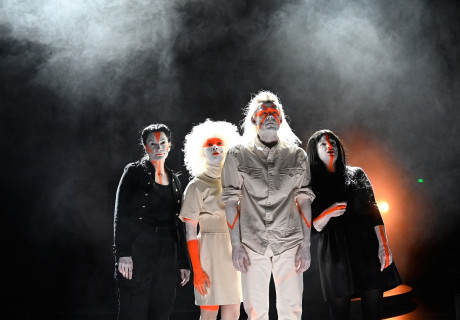 GRM. Brainfuck – Deutsches Theater Göttingen – Niklas Ritter inszeniert Sibylle Bergs dystopischen Zukunftsroman