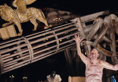 Galileo Galilei – Frank Castorf huldigt am Berliner Ensemble Bertolt Brecht, Antonin Artaud und der ordnungssprengenden Kraft der Pest