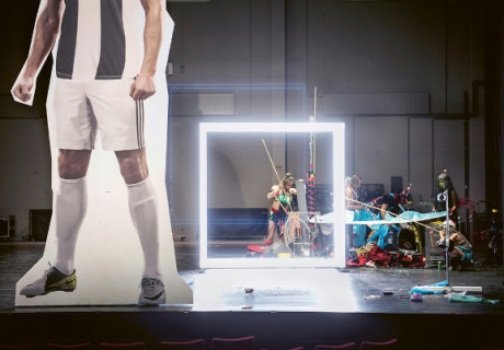 Die Geschichte von der Geschichte – Theater der Welt – Jetse Batelaan sucht mit jungen Zuschauer:innen den roten Faden des Erzählens