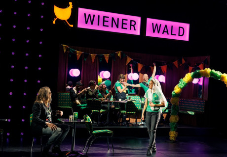 Geschichten aus dem Wiener Wald – Badisches Staatstheater Karlsruhe – Regisseur Tom Kühnel und Komponist Johannes Hofmann verwandeln Ödön von Horváths Volksstück in eine Pop-Oper