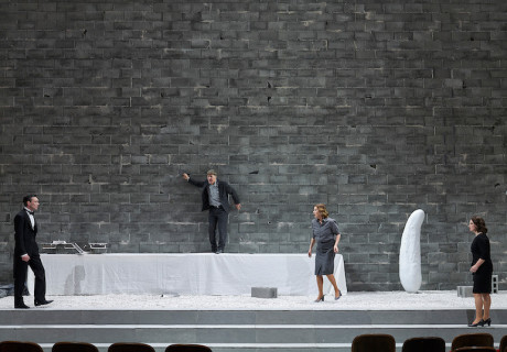 Geschlossene Gesellschaft – Burgtheater Wien – Martin Kušej inszeniert Jean-Paul Sartres Klassiker des Existenzialismus vor einem vermauerten Bühnenportal