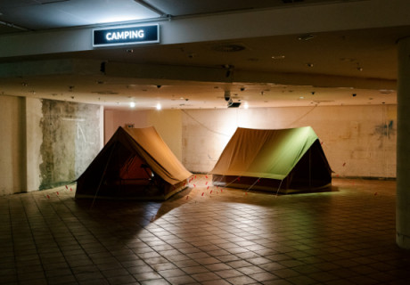 Die Gespenster des Konsumismus – Kampnagel Hamburg – Beim internationalen Sommerfestival inszenieren LIGNA einen Audiowalk in einem ehemaligen Kaufhaus 