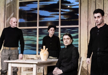 Die Gewehre der Frau Carrar / Würgendes Blei – Residenztheater München – Luise Voigt inszeniert Bertolt Brecht und Björn SC Deigner