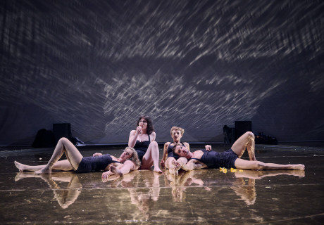 Gier / Sonne – Staatstheater Saarbrücken – Philipp Preuss verbindet Sarah Kane und Elfriede Jelinek zu einer Jahreszeiten-Analogie