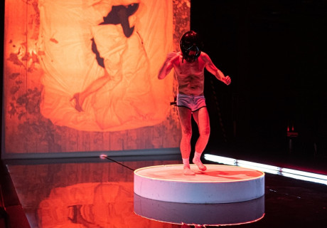 Gier:Crave – Schauspiel Frankfurt – Robert Borgmann findet schwindelerregende Bilder für Sarah Kanes Existenzschmerz