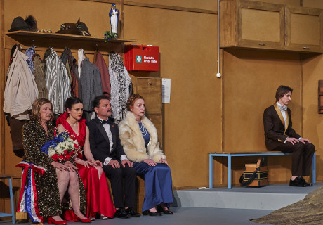 Der Gipfel – Ruhrfestspiele Recklinghausen – Christoph Marthaler unternimmt einen langsamen Aufstieg zu den Spitzen der Verzweiflung 