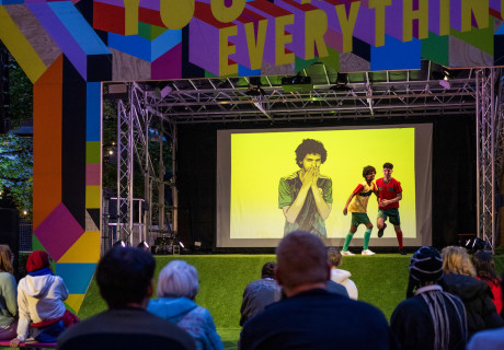 Stadion der Träume – Fat Cat München – Albert Ostermaier feiert seine Fußballgötter und lässt Kids als Global Player aufspielen