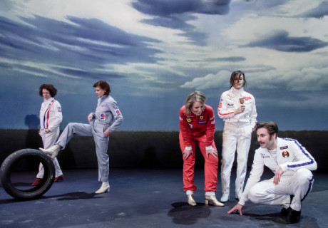 Goodyear – Deutsches Theater Berlin – René Polleschs neues Stück übers Rennfahren, Schauspielern und dessen Tücken 