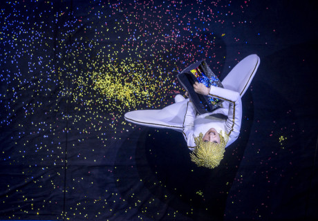 Gi3F (Gott ist drei Frauen) – Tiroler Landestheater – Bettina Bruinier zeigt in Innsbruck (Kiki) Miru Miroslava Svolikovas Apokalypse als zauberhaft naiven Slapstick