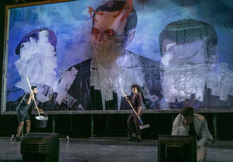 Gott ist nicht schüchtern – Berliner Ensemble – Als solides Erzähltheater adaptiert Laura Linnenbaum den Roman von Olga Grjasnowa über den Krieg in Syrien