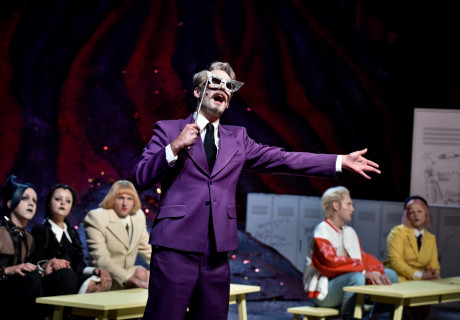 Gymnasium – Münchner Volkstheater – Bonn Park und Ben Roessler entdecken die Highschool als Modell des postfaktischen Zeitalters, in dem die Meinungsdiktatur handfeste Opfer fordert