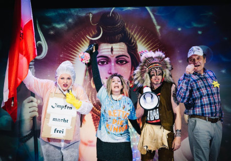 Heil. Eine energetische Reinigung – Rabenhof Theater Wien – Christina Tscharyiski inszeniert einen Text von Stefanie Sargnagel