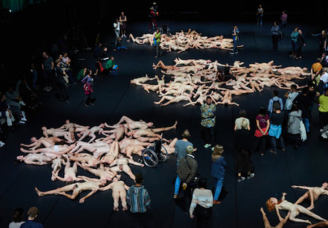 Habitat / Halle E – Tanzquartier Wien – Doris Uhlich und 120 nackte Körper schaffen im Wiener Museumsquartier ein utopisches Moment