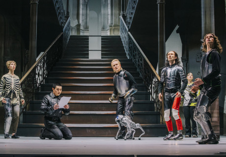 Hamlet: R2D2 or not 2B2 – Schauspiel Hannover – In De Warme Winkels bildmächtiger Hamlet-Version denken acht Roboter über Shakespeares Klassiker nach 