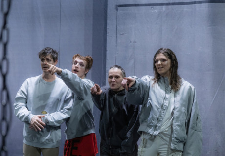 Hamlet – Theater Freiburg – Die Schauspielerin Julia Riedler gibt mit einer originellen Shakespeare-Interpretation ihr Regiedebüt