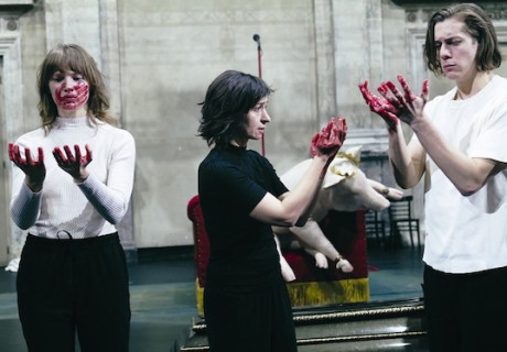  Die Hamletmaschine – Burgtheater Wien – Oliver Frljić nimmt sich Europa zur Brust und provoziert an Heiner Müllers Text vorbei ins Leere