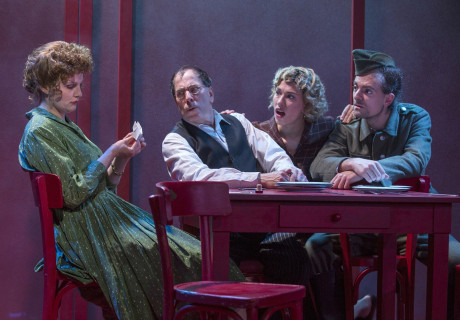 Handbuch gegen den Krieg – Theater Hof – Charlotte Sofia Garraway inszeniert einen Essay von Marlene Streeruwitz