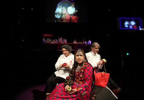 Handle with Care – HAU Berlin – Gob Squad zeigt mit Kiez-Nachbar:innen, wie man man Care-Arbeit als rauschende Kochparty feiert  